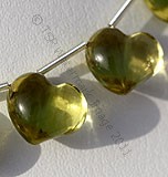 柠檬石英天然宝石是地球上的多种矿物，具有透明的肉眼洁净的特性，具有玻璃光泽，颜色有绿金色，抛光光滑，双心形。